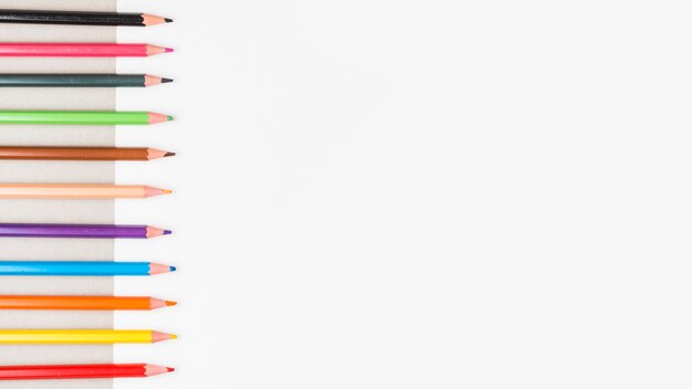 Fila de lápices de colores