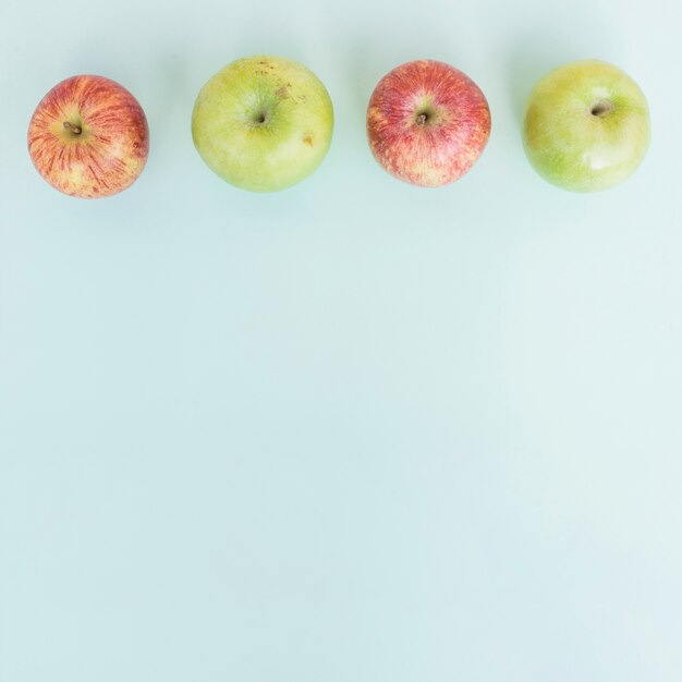 Fila de manzanas en azul