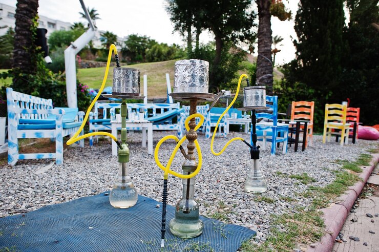 Foto gratuito fila de narguiles en café árabe al aire libre