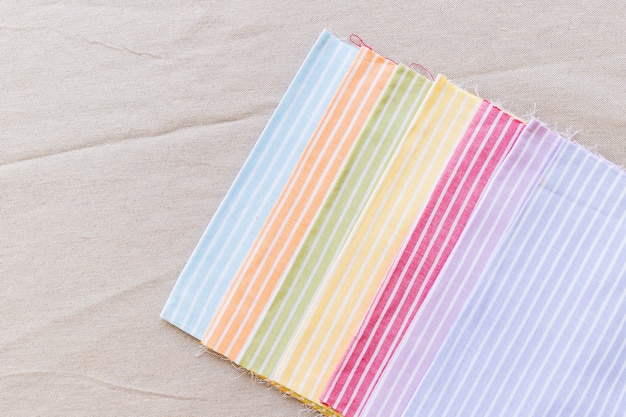 Fila de rayas coloridas patrón cortina muestras en superficie textil