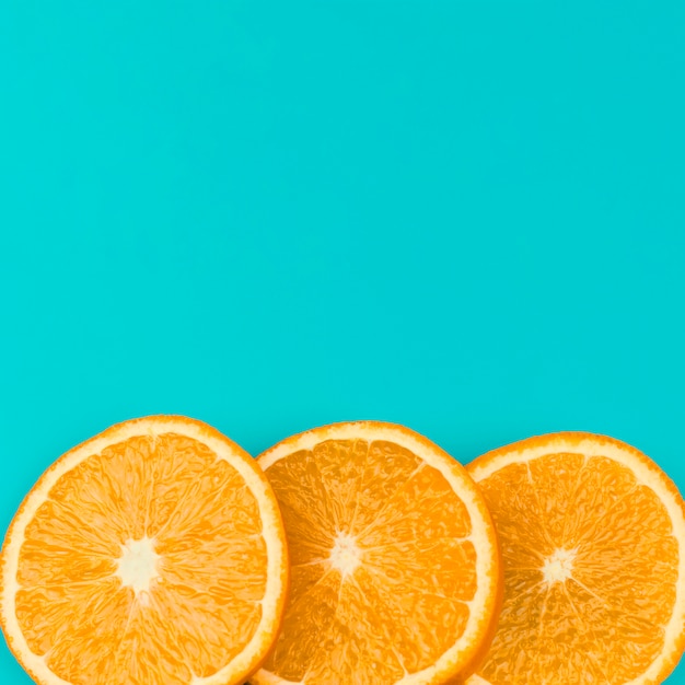 Fila de rodajas de naranja jugosa