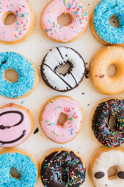 Fila de varios deliciosos donuts