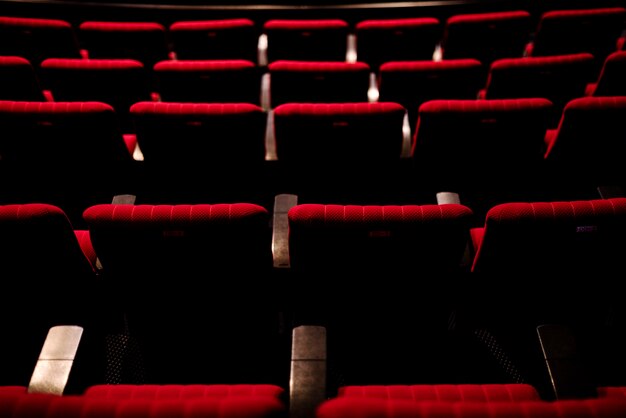 Filas de asientos rojos en un teatro