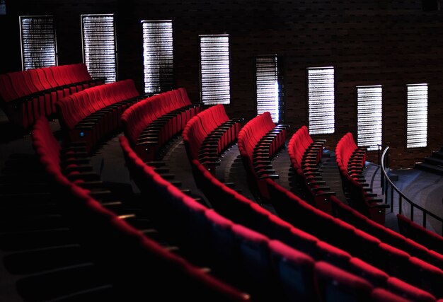 Filas de asientos rojos en un teatro