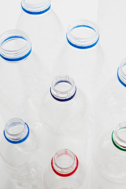 Filas de botellas de plástico abiertas