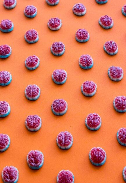 Filas de caramelos en forma de cerebro