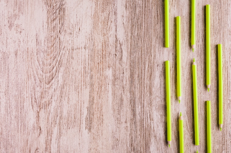 Foto gratuito filas de lápices de colores en la mesa