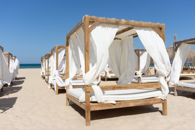 Filas de marquesinas de madera en la playa.