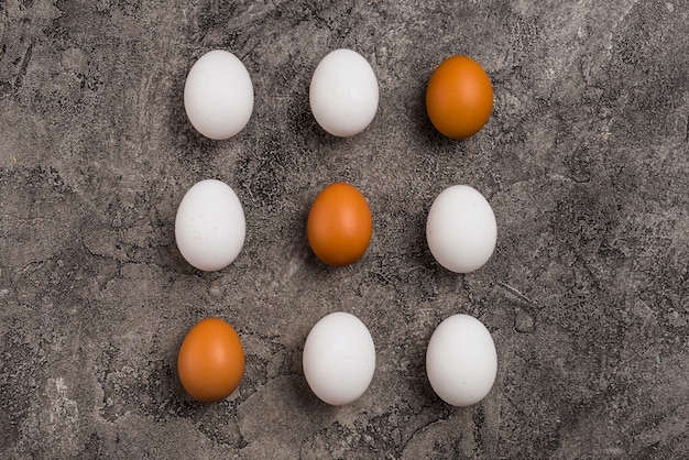 Filas de nueve huevos de gallina en mesa