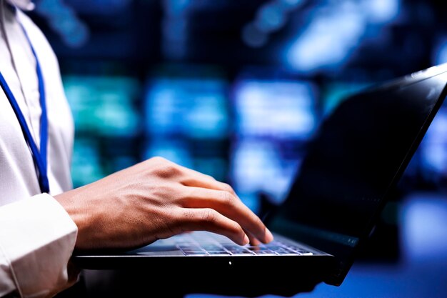 Filas de servidores de servicio experto con alta potencia informática que permiten que el centro de datos a hiperescala admita aplicaciones exigentes, incluidas cargas de trabajo de inteligencia artificial y redes neuronales.
