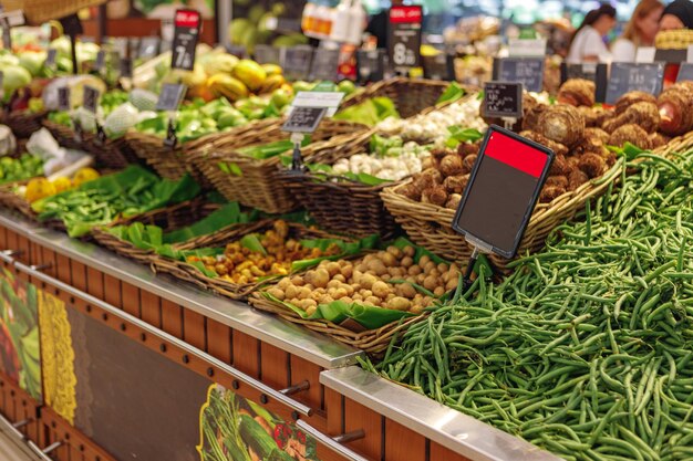 Filas de verduras frescas en la estantería del supermercado