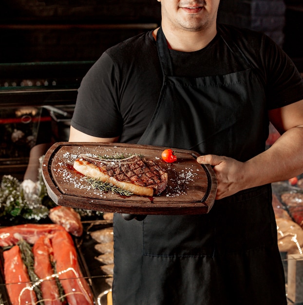 Filete asado y tomate en la mesa de corte