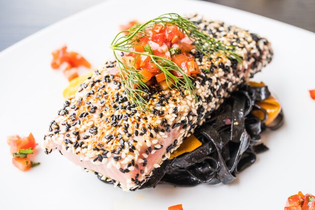 Filete de atún a la parrilla con pasta y vegetales