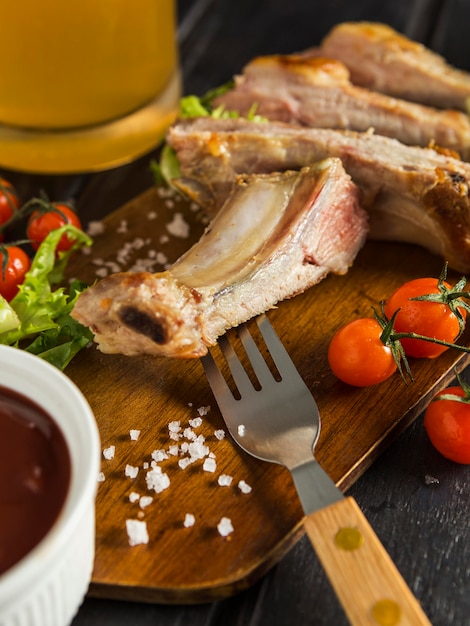 Foto gratuita filete de carne con cerveza y tomates