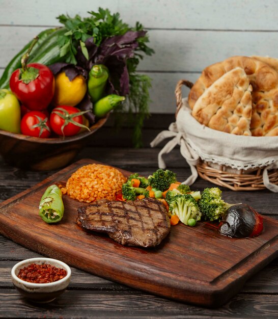 Filete de carne con hierbas gren y guarnición de arroz.