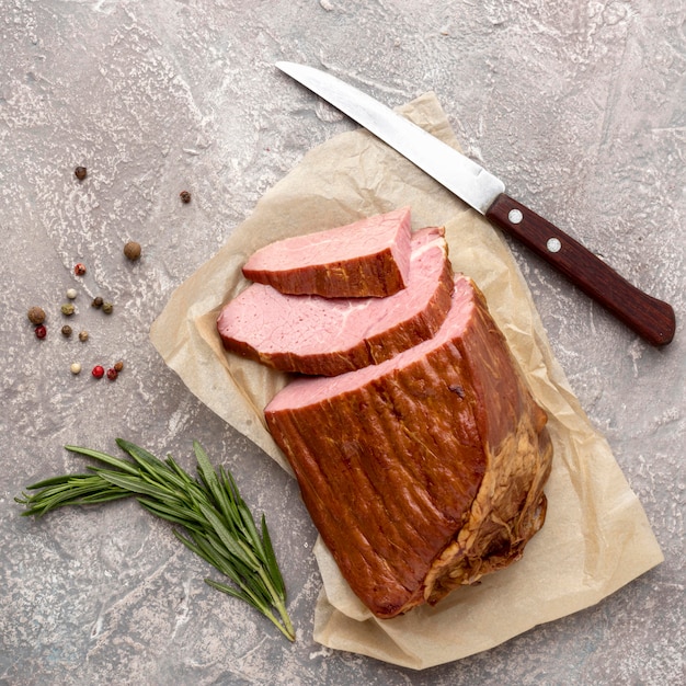 Filete de carne en la mesa