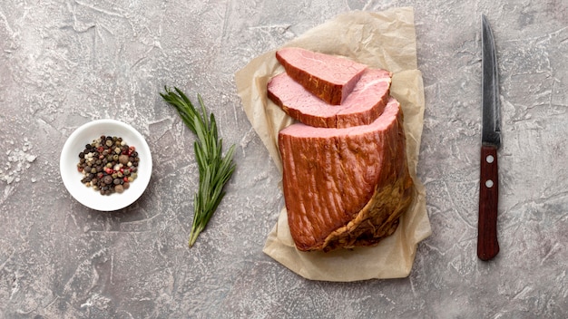 Filete de carne en la mesa