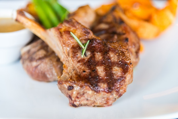 Filete de carne a la parrilla de la lámpara