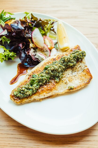 Filete de carne de pescado a la parrilla con verduras