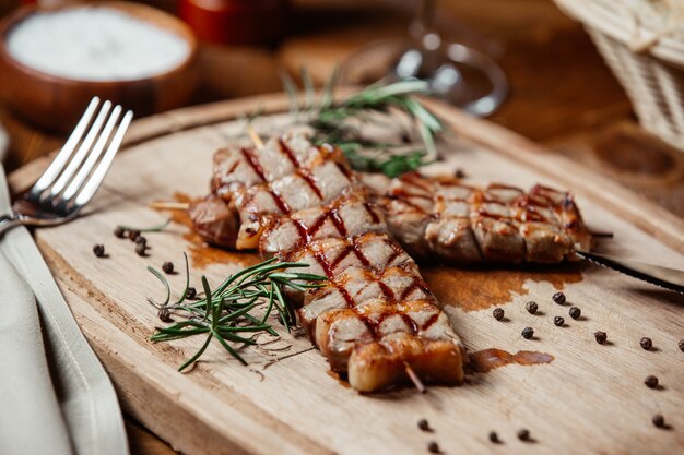 Filete de carne con pimienta negra y romero.