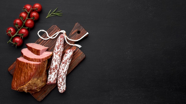 Filete de carne y salami con tomate y espacio de copia