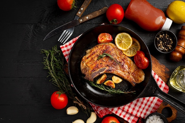 Filete de cerdo asado en la superficie de madera oscura.