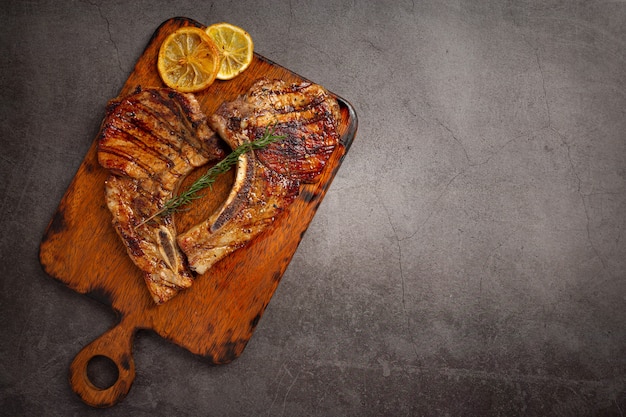 Filete de cerdo asado en la superficie oscura.