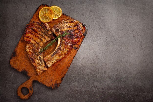 Filete de cerdo asado en la superficie oscura.