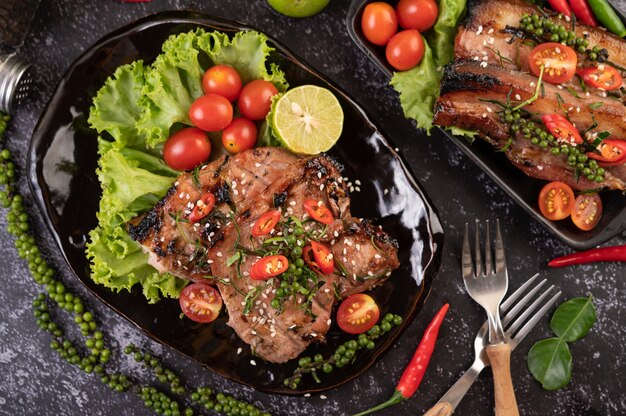 Filete de cerdo en rodajas cubierto con sésamo blanco y semillas de pimienta frescas.