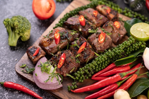 Filete de cerdo en rodajas cubierto con sésamo blanco y semillas de pimienta frescas.