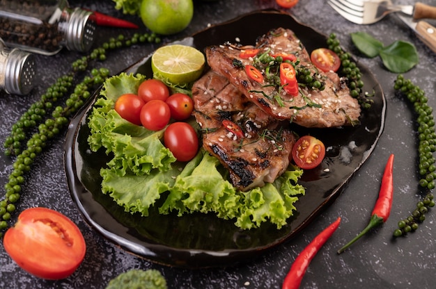 Filete de cerdo en rodajas cubierto con sésamo blanco y semillas de pimienta frescas.