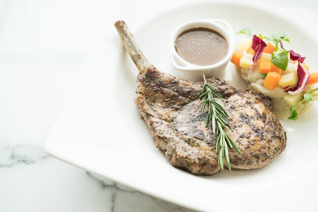 Filete de chuleta de cerdo a la parrilla