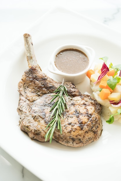 Foto gratuita filete de chuleta de cerdo a la parrilla