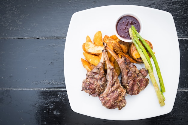 Filete de chuleta de cordero a la parrilla