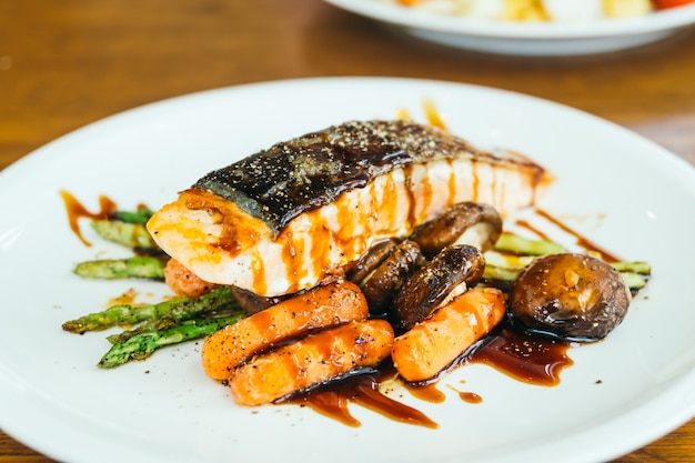 Filete de filete de carne de salmón a la plancha con verdura