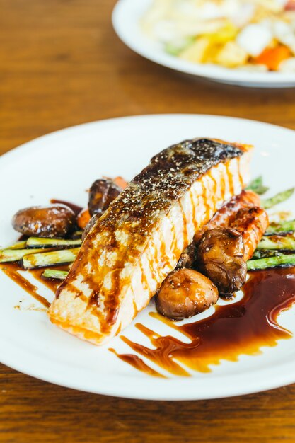 Filete de filete de carne de salmón a la plancha con verdura