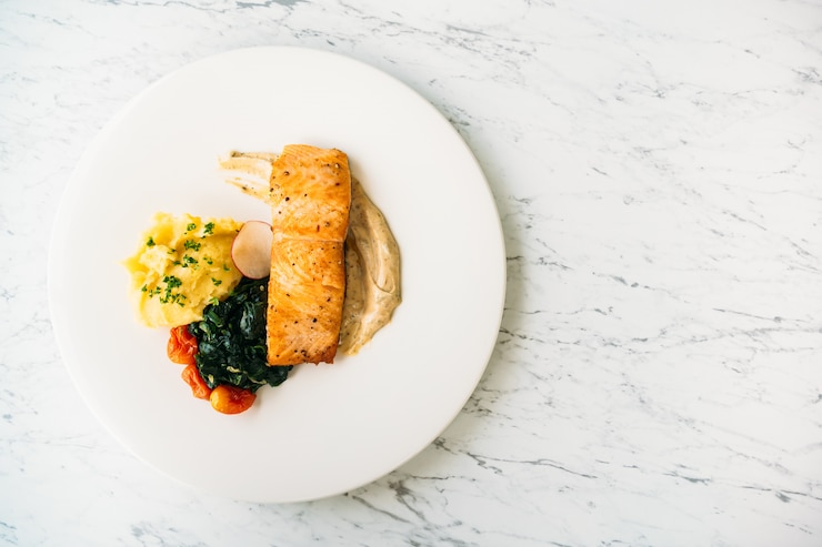 Foto gratuito filete de filete de salmón a la plancha con verduras y salsa