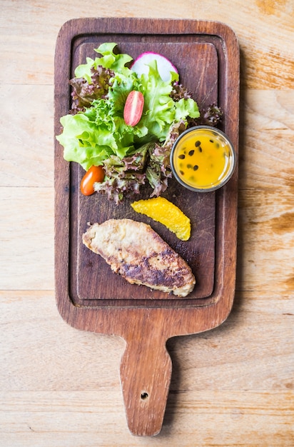 filete de foie gras con vegetales y salsa dulce