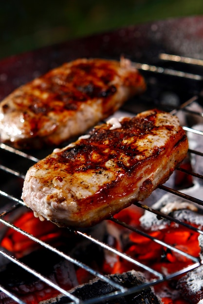 Un filete fresco a la parrilla con pimienta