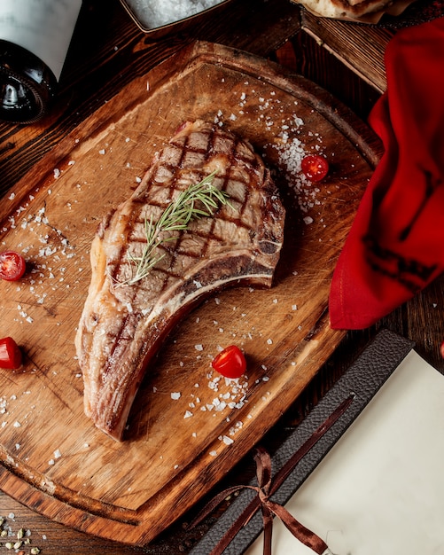 Filete frito procesado con especias en una tabla de madera