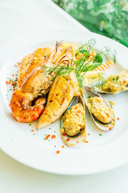 Filete de mariscos a la plancha con langostino de salmón