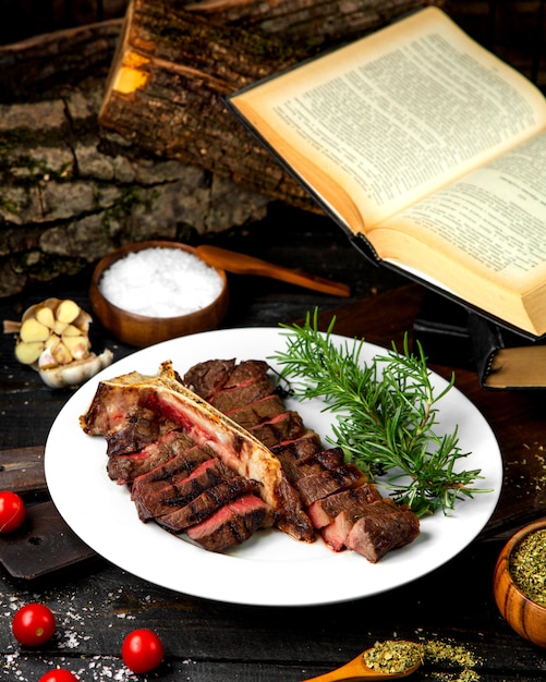 Filete medio raro en un plato blanco