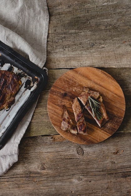 Filete a la parrilla en la mesa