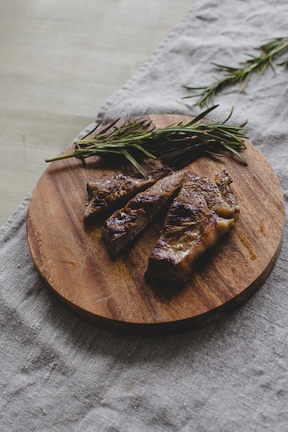 Filete a la parrilla en la mesa