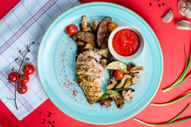 Filete de pescado frito con verduras y champiñones