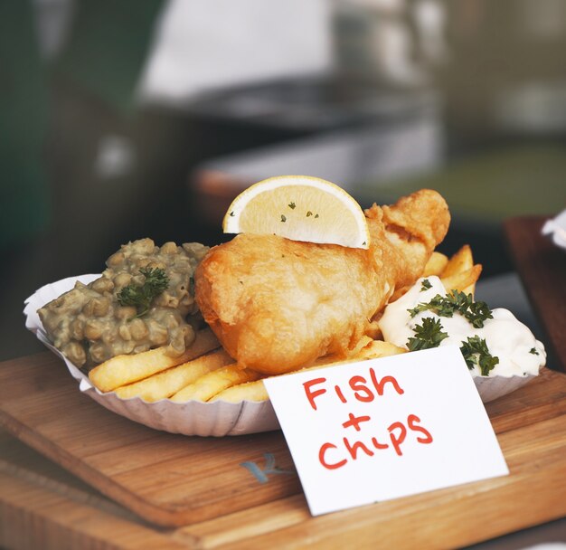 Filete de pescado con patatas fritas