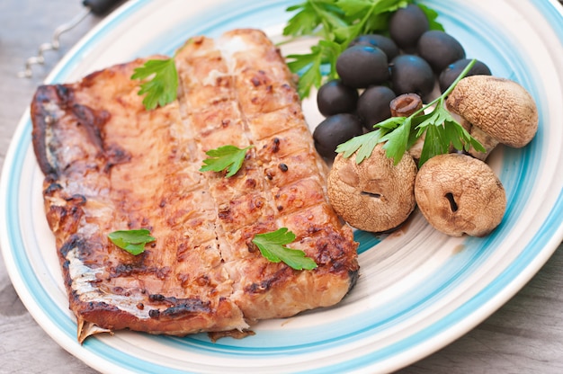 Filete de pescado (zhereh) a la parrilla con verduras