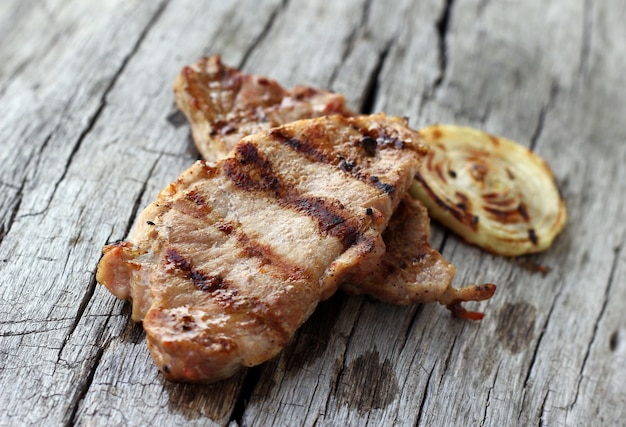 Filete a la plancha en mesa de madera