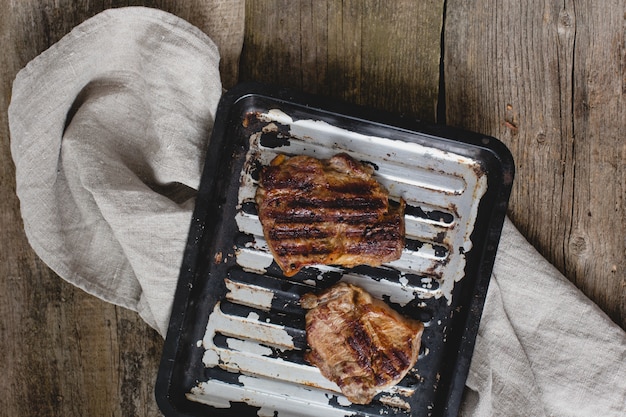 Foto gratuita filete a la plancha en sartén