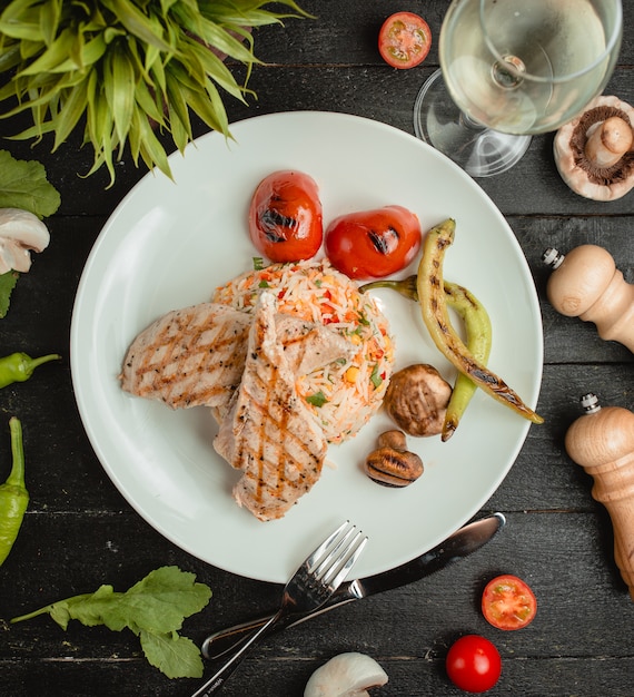 Filete de pollo con arroz y verduras.